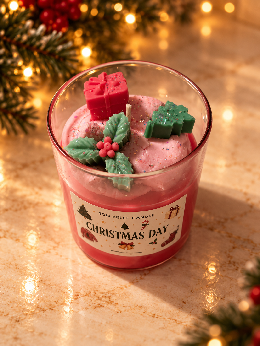 Feestelijke kerstkaars met geschenkje en hulst